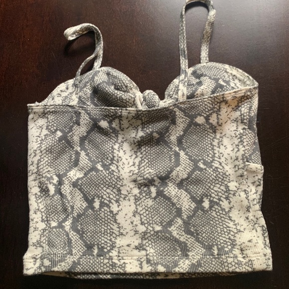 NWOT HOLLISTER SNAKESKIN TIE CROP TOP - Picture 6 of 10